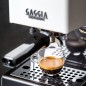 Machine à café espresso CLASSIC E24 POLAR WHITE GAGGIA RI9481/13 + 1 Kg de café moulu OFFERT Machine à café espresso CLASSIC E24 POLAR WHITE GAGGIA RI9481/13 + 1 Kg de café moulu OFFERT