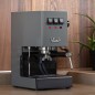Machine à café espresso CLASSIC E24 INDUSTRIAL GREY GAGGIA RI9481/16 + 1 Kg de café moulu OFFERT Machine à café espresso CLASSIC E24 INDUSTRIAL GREY GAGGIA RI9481/16 + 1 Kg de café moulu OFFERT
